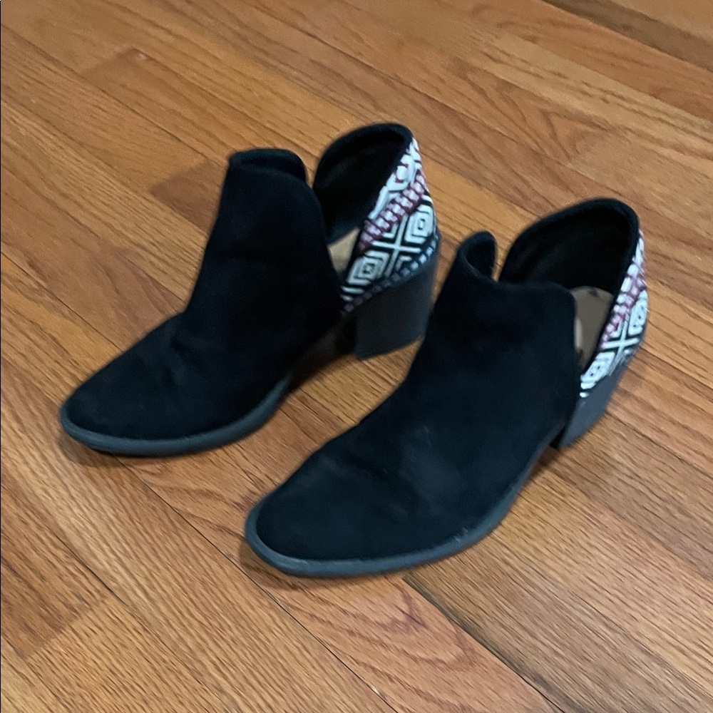 Qupid size 7 Black Patterned Women's Ankle Boots with red/white patterned heel - Picture 1 of 5